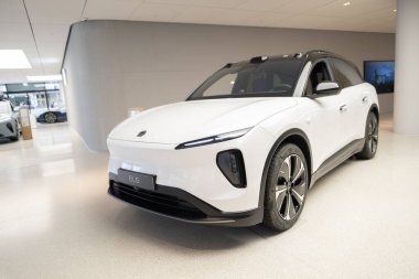 beyaz yeni NIO EL6 Electric Car, SUV Çinli marka Nio Company in showroom, EV in Europe, Eco-Friendly Transportation, Innovation in automotive industry show, Frankfurt, Almanya - 31 Ocak 2024