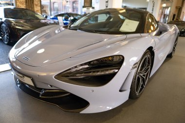 seramik gri spor araba McLaren 720S Coupe, Supercar Culture, yüksek performanslı araçların cazibesi, otomotiv zarafeti, zirve araba mühendisliği, Frankfurt, Almanya - 16 Aralık 2023
