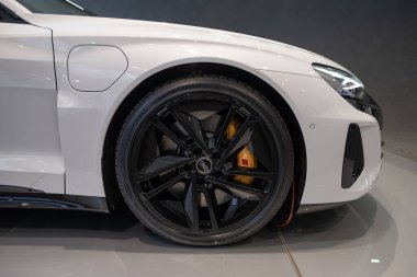 Beyaz yeni lüks elektrikli araba Audi e-tron GT, limuzin, sergi salonunda coupe, otomotiv endüstrisinde otomotiv icadı, Frankfurt, Almanya 'da Gelecek Mobilite Şovu - 22 Ocak 2024