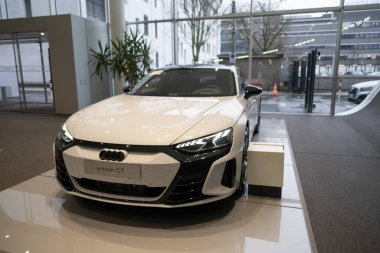 beyaz yeni lüks elektrikli araba Audi e-tron GT, limuzin galeride dört kapılı coupe, otomotiv endüstrisinde otomotiv yeniliği, Frankfurt, Almanya 'da Gelecek Mobilite Şovu - 22 Ocak 2024
