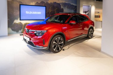 Showroom 'da yeni kırmızı Vinfast elektrik geçişi, Avrupa' daki trendler, otomotiv endüstrisindeki teknolojik gelişmeler, çevre temizliği aracı, Frankfurt, Almanya - 8 Aralık 2023