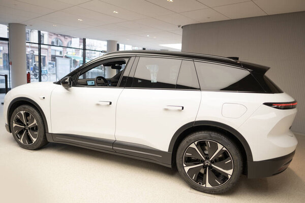 белый новый NIO EL6 Electric Car, внедорожник китайского бренда Nio компания в выставочном зале, EV в Европе, экологически чистые перевозки, инновации в автомобильной промышленности выставка во Франкфурте, Германия - 31 января 2024