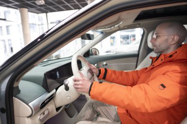 Genesis GV60 Electric Car kullanan bir adam, direksiyonda, içte, kokpitte, Kore markalı Hyundai şirketinde, otomotiv endüstrisinde yenilik, Frankfurt, Almanya - 31 Ocak 2024