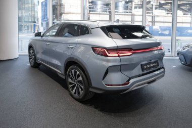 Yeni gri BYD mührü U 2024 Electric Carrear view, Studio 'da Çinli SUV üreticisi, showroom' da zarif araç, Frankfurt, Almanya 'da otomotiv endüstrisinde yenilik - 31 Ocak 2024