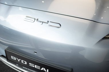 Gri BYD Mühür U 2024 Elektrikli Araba, Kapaklı Logo, Stüdyoda Çinli üretici, Galeride zarif araç, Otomotiv endüstrisinde yenilik Frankfurt, Almanya 'da - 31 Ocak 2024