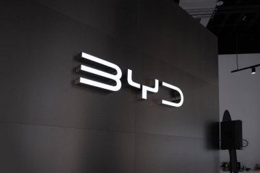 Siyah arka planda parlayan reklam pankartları, Çinli şirket üreticisi BYD Auto, şirket logosu işareti, şirket logotype tabelası, Frankfurt - 31 Ocak 2024