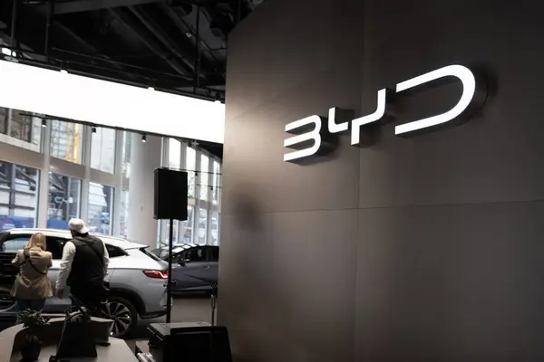 Siyah arka planda parlayan reklam pankartları, Çinli şirket üreticisi BYD Auto, şirket logosu işareti, şirket logotype tabelası, Frankfurt - 31 Ocak 2024 