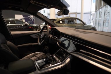 siyah yeni elektrikli araba Audi E-Tron Q7 quattro, direksiyon, sürücü sütunu, dijital enstrüman paneli, otomotiv endüstrisindeki teknolojik gelişmeler, Frankfurt, Almanya - 22 Ocak 2024