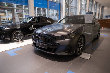 yeni siyah BMW i5 eDrive40 elektrikli araba galeri, EV sedan, teknolojik gelişmeler otomotiv endüstrisi, çevresel temizlik aracı fuarı Frankfurt, Almanya - 22 Ocak 2024
