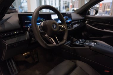 İçişleri, BMW i5 eDrive40 arabasının kokpiti, dijital panel, direksiyondaki aletler, otomotiv endüstrisindeki EV teknolojisi, Frankfurt, Almanya 'da çevresel araç gösterisi - 22 Ocak 2024
