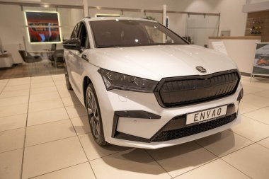 Beyaz Koda Enyaq elektrikli arabası park yerinde, Çek EV üreticisi, Volkswagen AG, otomotiv endüstrisi, sürdürülebilir ulaşım, Green Mobility Technology, Frankfurt, Almanya - 19 Ocak 2024 