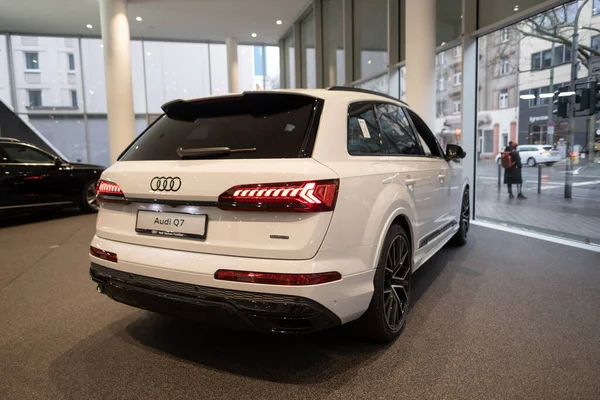 hibrid SUV Car Audi e-tron Q7 quattro, stop lambaları, vitrin arkası görünümlü beyaz çoklu araba, Sürdürülebilir Mobilite, Teknoloji otomotiv fuarı Frankfurt, Almanya - 22 Ocak 2024