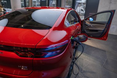 yeni kırmızı BYD Han EV 3.95, dikiz aynası, Studio 'da elektrikli araç Çinli üreticisi, showroom' da zarif araba, Stuttgart, Almanya 'da otomotiv endüstrisinde yenilik - 26 Ocak 2024