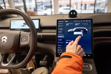 Elektronik ekran, direksiyon simidi, NIO EL6 Interior, kokpit modern EV, Test Çin Elektro-SUV, sürücü güvenliği, Frankfurt, Almanya - 31 Ocak 2024