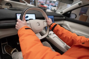 Elektronik ekran, direksiyon simidi, NIO EL7 Interior, kokpit modern EV, Test Çin Elektro-SUV, sürücü güvenliği, Frankfurt, Almanya - 31 Ocak 2024