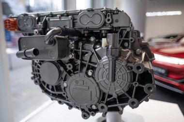 yenilikçi elektrikli motor BYD Electric Car, logo on cap, traction electric motor Çinli imalatçı, yüksek tork, otomotiv endüstrisindeki yenilik Frankfurt, Almanya 'da - 31 Ocak 2024