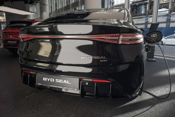 yeni siyah BYD Mühür 2024 Elektrikli Araba dikiz aynası, Stüdyoda Çinli üretici, galeride zarif araç, otomotiv endüstrisinde yenilik Frankfurt, Almanya 'da - 31 Ocak 2024