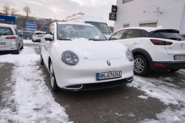 Beyaz elektrikli araba GWM ORA 03 kış otoparkında, EV Great Wall Motors, otomotiv endüstrisinde teknoloji ve yenilik, çevre temizliği aracı, Frankfurt, Almanya - 19 Ocak 2024