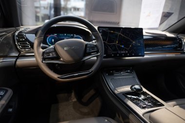 Direksiyon, vites, iç mekan, kokpit BYD Atto 3 elektrikli araba, dijital panel, otomotiv endüstrisinde EV teknolojisi, hatchback Çinli üretici, Frankfurt 'ta icat - 31 Ocak 2024