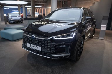 Yeni siyah BYD Tang Electric Car ön görüntüsü, EV Çinli BYD otomobil üreticisi, galeride elektrikli araç, Yeşil Mobilite, İnovasyon otomotiv endüstrisi, Stuttgart, Almanya - 26 Ocak 2024