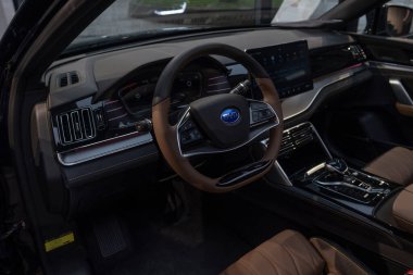 Direksiyon, elektrikli BYD Tang arabası, İçişleri, Kokpit, Enstrüman düğmeleri, BYD Otomobil, Dijital panel enstrümanları, Otomotiv Teknolojisi, Stuttgart, Almanya - 26 Ocak 2024