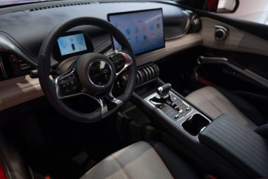 Direksiyon, vites, iç mekan, kokpit BYD Atto 3 elektrikli araba, dijital panel, otomotiv endüstrisinde EV teknolojisi, hatchback Çinli üretici, Frankfurt 'ta icat - 31 Ocak 2024