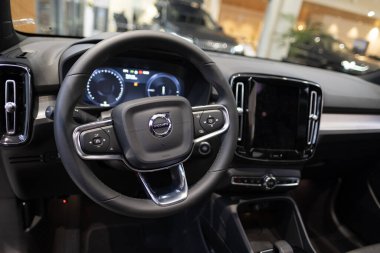 Direksiyon, sürücü sütunu, Volvo xc40 yeniden şarj arabasının kokpiti, dijital panel enstrümanları, otomotiv endüstrisindeki EV teknolojisi, Frankfurt, Almanya 'da çevre aracı gösterisi - 22 Ocak 2024