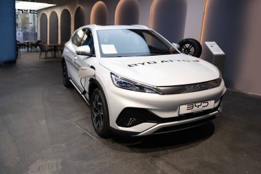 Yeni beyaz BYD ATTO 3 Car, Studio 'daki elektrikli araç Çinli üreticisi, showroom' daki stil ve dinamik C-SUV, Almanya 'nın Stuttgart kentindeki otomotiv endüstrisindeki yenilik - 26 Ocak 2024