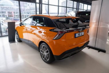 Yeni turuncu otomobil MG4 Electric, Motor UK Limited Nanjing, showroom 'da yüksek performanslı otomobil, sürdürülebilir geliştirme EV, Wiesbaden, Almanya' da Yenilik otomotiv fuarı - 25 Ocak 2024