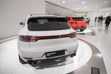 beyaz Porsche Macan GTS, 4x4 tüm tekerden çekişli, sergi salonunda zarif spor araba, sürdürülebilir geliştirme, otomotiv endüstrisinde yenilik Porsche AG gösterisi, Almanya - 26 Ocak 2024