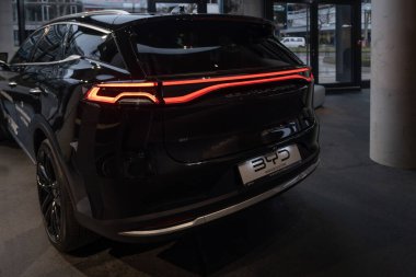 Yeni siyah BYD Tang Elektrikli Otomobil, EV Çinli BYD Otomobil üreticisi, galeride elektrikli araç, Yeşil Mobilite, Yenilik otomotiv endüstrisi, Stuttgart, Almanya - 26 Ocak 2024