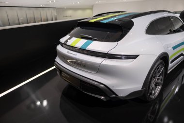 Beyaz Porsche Taycan 4S Cross Turismo EV arka görüş, Porsche Müzesi 'nde pil elektrikli araba, tarih ve icat otomotiv endüstrisi Almanya' nın Stuttgart şehrinde 26 Ocak 2024