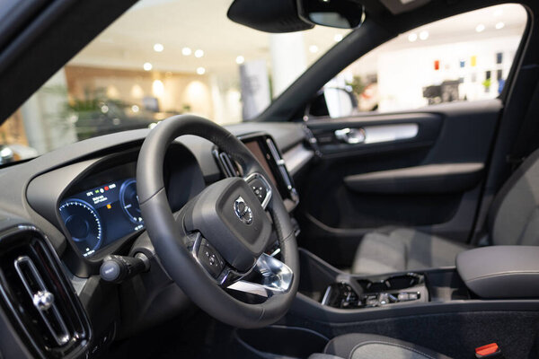 Interior, кокпит Volvo 40 Recharge car, цифровая панель, приборы на рулевом колесе, технология ЭМ в автомобильной промышленности, экологический автосалон во Франкфурте, Германия - 22 января 2024 года