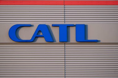 Reklam logosu CATL Çağdaş Amperex Technology Co. Cephe binasında sınırlı elektrikli araç bataryası üreticisi, Technology, Arnstadt, Almanya 'da sürdürülebilir kalkınma - 05 Şubat 2024
