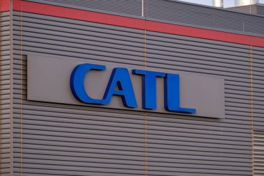 Reklam pankartı CATL Çağdaş Amperex Teknoloji Limited elektrikli araç pili üreticisi ön cephe binasında, sürdürülebilir gelişim Teknoloji, Arnstadt, Almanya - 05 Şubat 2024