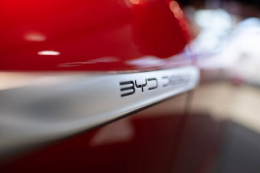 Gerideki kırmızı BYD ATTO 3 Araç logosu, elektrikli araç Çinli BYD üreticisi, stil ve dinamik C-SUV, Frankfurt, Almanya 'da otomotiv endüstrisindeki buluşlar sergisi - 31 Ocak 2024