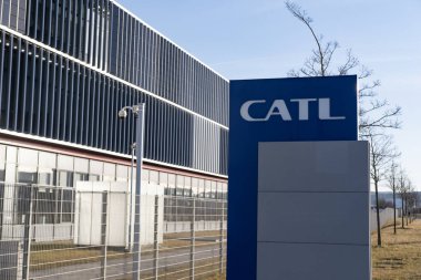 Reklam pankartı CATL Çağdaş Amperex Teknoloji Limited elektrikli araç pili üreticisi, Battery Technology 'de sürdürülebilir geliştirme icadı, Arnstadt, Almanya - 05 Şubat 2024