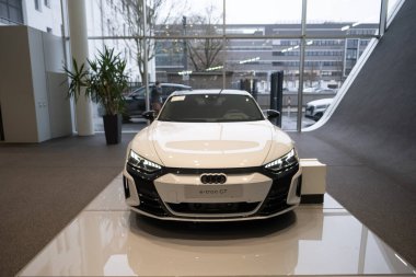beyaz yeni lüks elektrikli araba Audi e-tron GT, limuzin galeride dört kapılı coupe, otomotiv endüstrisinde otomotiv yeniliği, Frankfurt, Almanya 'da Gelecek Mobilite Şovu - 22 Ocak 2024