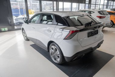 Yeni beyaz araba MG4 Electric, Motor UK Limited Nanjing, showroom 'da yüksek performanslı otomobil, sürdürülebilir geliştirme EV, Wiesbaden, Almanya' da Yenilik otomotiv fuarı - 25 Ocak 2024