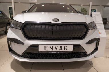 Yeni beyaz elektrikli skoda Enyaq elektrikli araba, Çek EV üreticisi, sergi salonunda Volkswagen AG, Yeşil Hareket, otomotiv endüstrisinde teknoloji Frankfurt Almanya 'da 19 Ocak 2024 