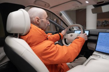 NIO EL7, dijital panel, iç mekan, kokpit modern EV, direksiyondaki erkek eller, sürücü güvenliği, Avrupa 'daki çevre aracı Frankfurt, Almanya - 31 Ocak 2024