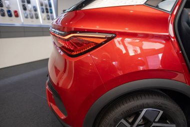 Red BYD ATTO 3 Car, Electric Vehicle Chinese BYD imalatçısı, Stylish and dynamic C-SUV in showroom, Innovation in automotive industry show, Frankfurt, Almanya - 31 Ocak 2024