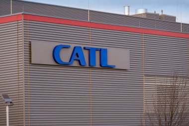 Şirket logosu CATL Çağdaş Amperex Technology Co. Cephe binasında sınırlı elektrikli araç bataryası üreticisi, Technology, Arnstadt, Almanya 'da sürdürülebilir kalkınma - 05 Şubat 2024
