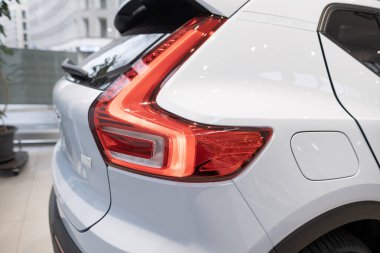 Yakın plan beyaz Volvo XC40 Elektrikli Otomobil, İsveçli Volvo Otomobiller galeride, EV Avrupa 'da, otomotiv endüstrisinde yenilik Frankfurt, Almanya' da 22 Ocak 2024