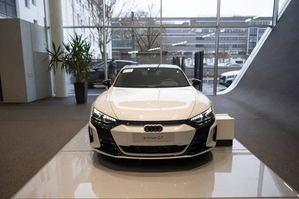 beyaz yeni lüks elektrikli araba Audi e-tron GT, limuzin galeride dört kapılı coupe, otomotiv endüstrisinde otomotiv yeniliği, Frankfurt, Almanya 'da Gelecek Mobilite Şovu - 22 Ocak 2024