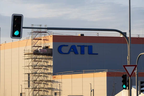 Şirket logosu CATL Çağdaş Amperex Teknoloji Şirketi. Yeni binanın ön cephesinde sınırlı elektrikli araç pil üreticisi, Technology, Arnstadt, Almanya 'da sürdürülebilir kalkınma - 05 Şubat 2024