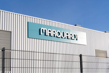 Reklam logosu Marquardt fabrikası, elektromekanik ve elektronik endüstri, özellikle otomotiv, pil yönetim sistemleri, sürdürülebilir geliştirme, Arnstadt, Almanya - 05 Şubat 2024