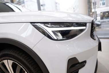 Yakın plan beyaz Volvo XC40 Elektrikli Otomobil, İsveçli Volvo Otomobiller galeride, EV Avrupa 'da, otomotiv endüstrisinde yenilik Frankfurt, Almanya' da 22 Ocak 2024