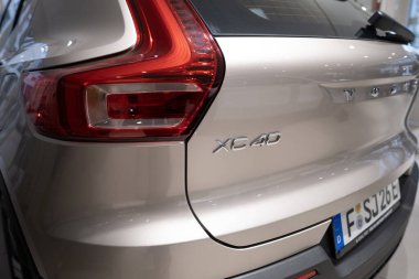 Yakın plan beyaz Volvo XC40 Elektrikli Otomobil, İsveçli Volvo Otomobiller galeride, EV Avrupa 'da, otomotiv endüstrisinde yenilik Frankfurt, Almanya' da 22 Ocak 2024