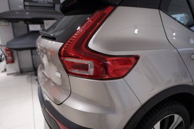 Yakın plan beyaz Volvo XC40 Elektrikli Otomobil, İsveçli Volvo Otomobiller galeride, EV Avrupa 'da, otomotiv endüstrisinde yenilik Frankfurt, Almanya' da 22 Ocak 2024